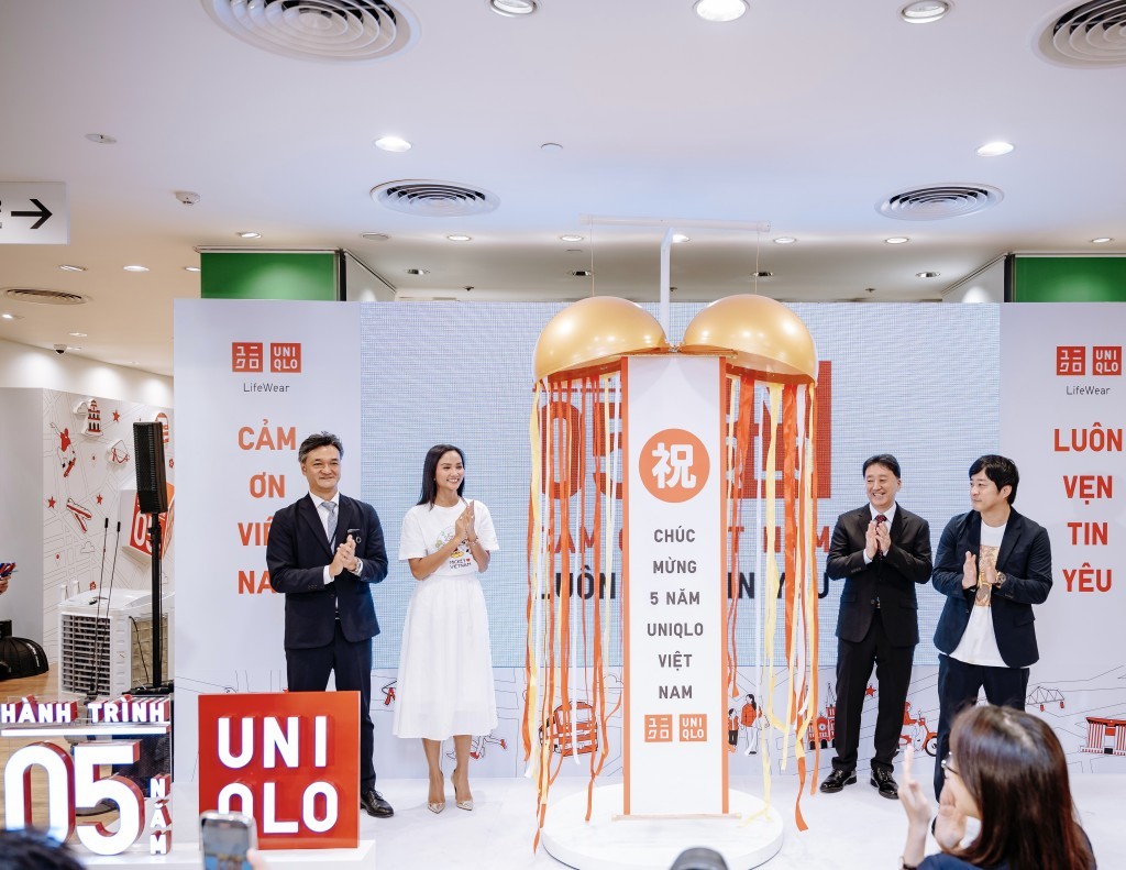 uniqlo-ky-niem-cot-moc-5-nam-tai-viet-nam20241126205659-1732633912.jpeg