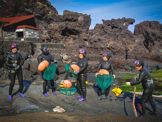 hero-diving-with-the-haenyeos-in-jeju-island-south-korea-i-stock-8422-1742189744.jpg