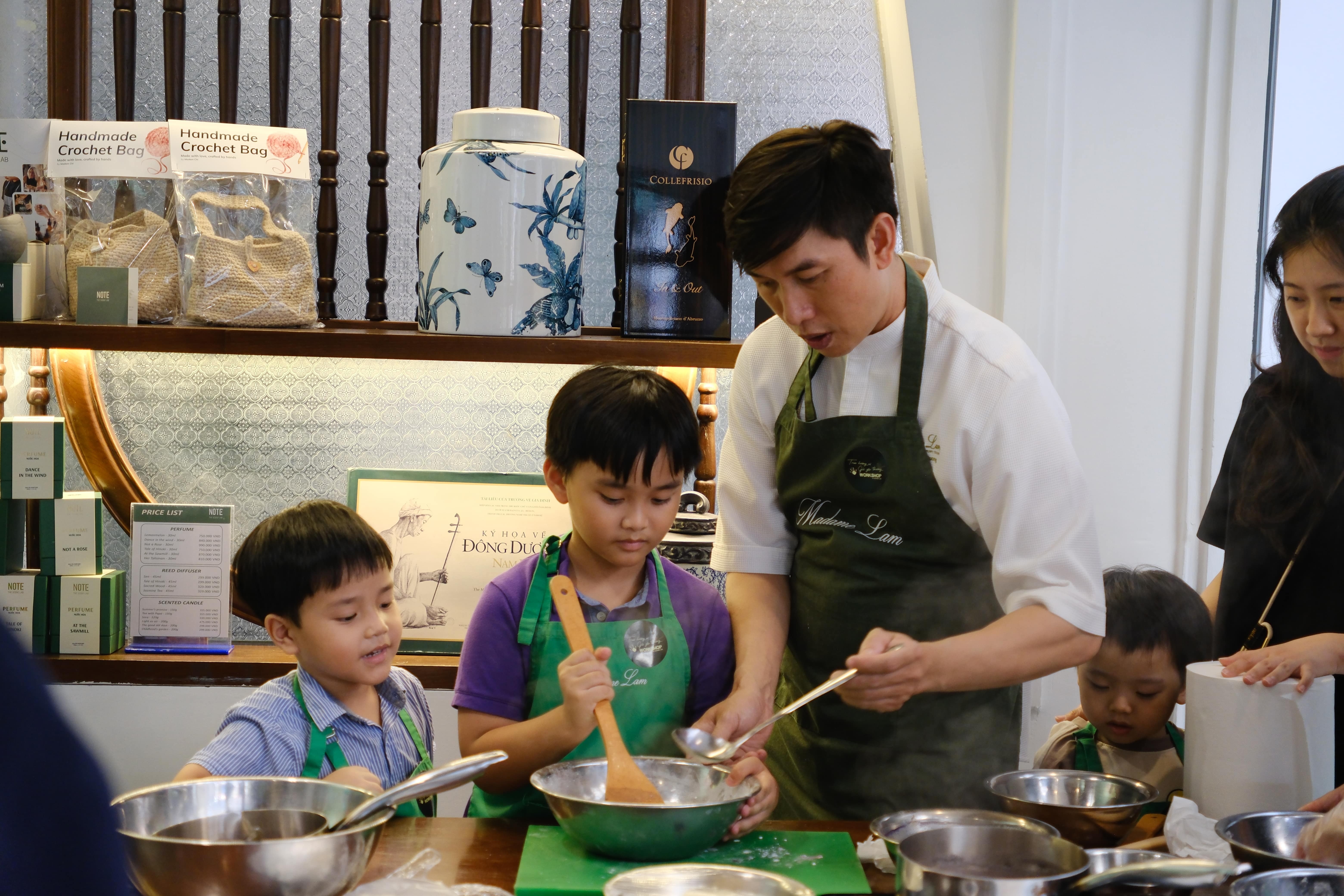 cac-be-dang-chuan-bi-bot-cung-chef-cuong-min-1761635436.JPG