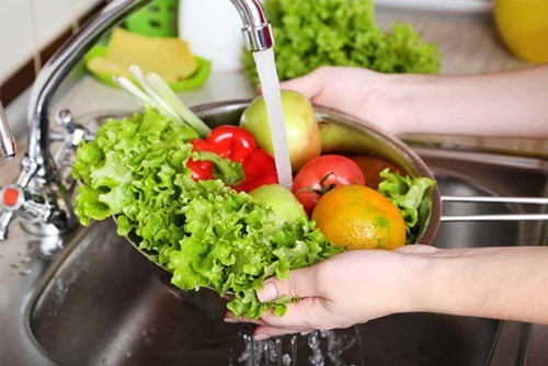 Rửa rau quả bằng nước lã không an toàn, phải cho thêm 3 thứ này mới hết thuốc trừ sâu