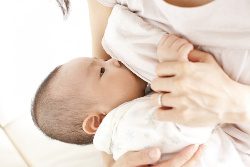 Phụ nữ sau sinh nên uống gì để lợi sữa?