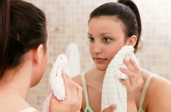 Ai cũng dùng khăn tắm lau khô mặt nhưng không biết những tác hại này