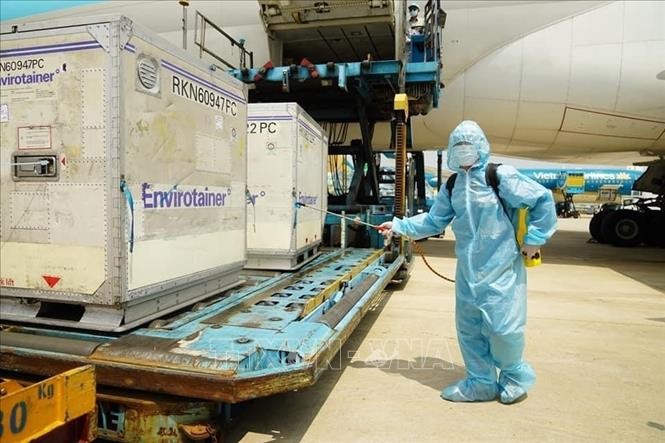 Thêm 288.000 liều vaccine phòng COVID-19 của AstraZeneca về Việt Nam