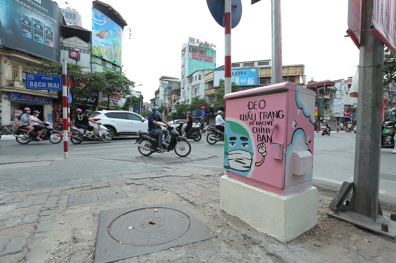 Bốt điện Hà Nội “bắt mắt” với nhiều hình ảnh trang trí phòng chống Covid-19