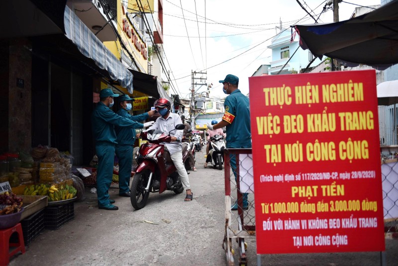 Từ chiều tối 19/6, TP.HCM tạm ngưng hoạt động các chợ tự phát, taxi công nghệ, taxi, xe buýt