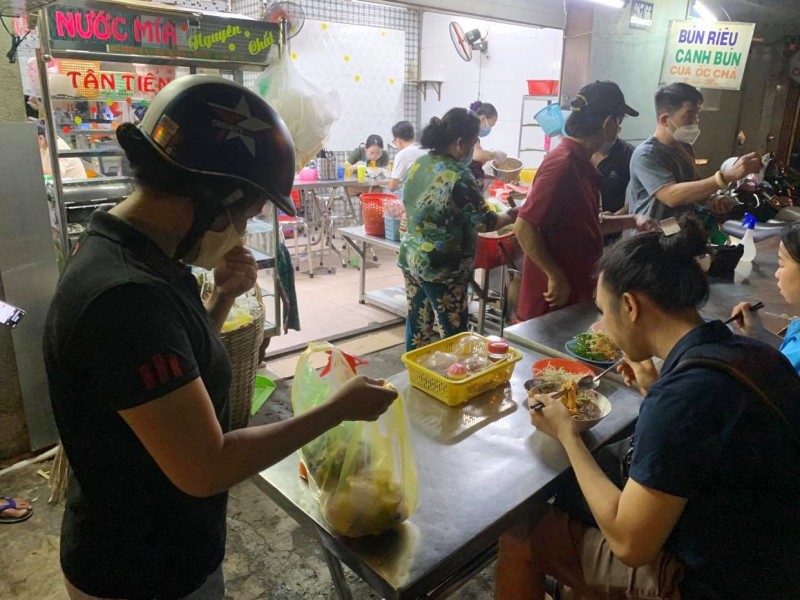 TPHCM cho phép mở lại quán xá phục vụ ăn uống tại chỗ từ ngày 28/10