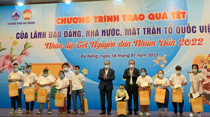 Chủ tịch nước Nguyễn Xuân Phúc đến Đà Nẵng trao quà Tết cho người nghèo