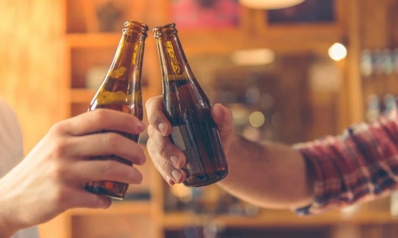 Uống bia không cồn, khi thổi nồng độ cồn có lên?
