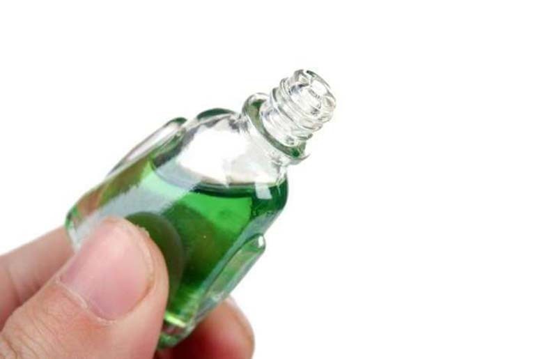 Mỗi ngày nhỏ 1 giọt dầu gió vào rốn trước khi đi ngủ có thể tuổi thọ được củng cố