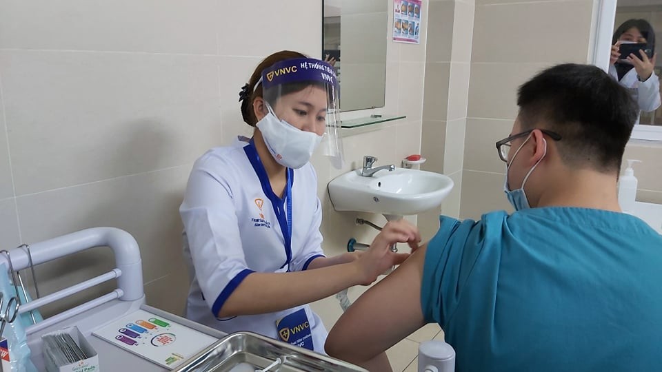 Những ai nên khám sàng lọc kỹ trước khi tiêm vắc xin Covid-19?