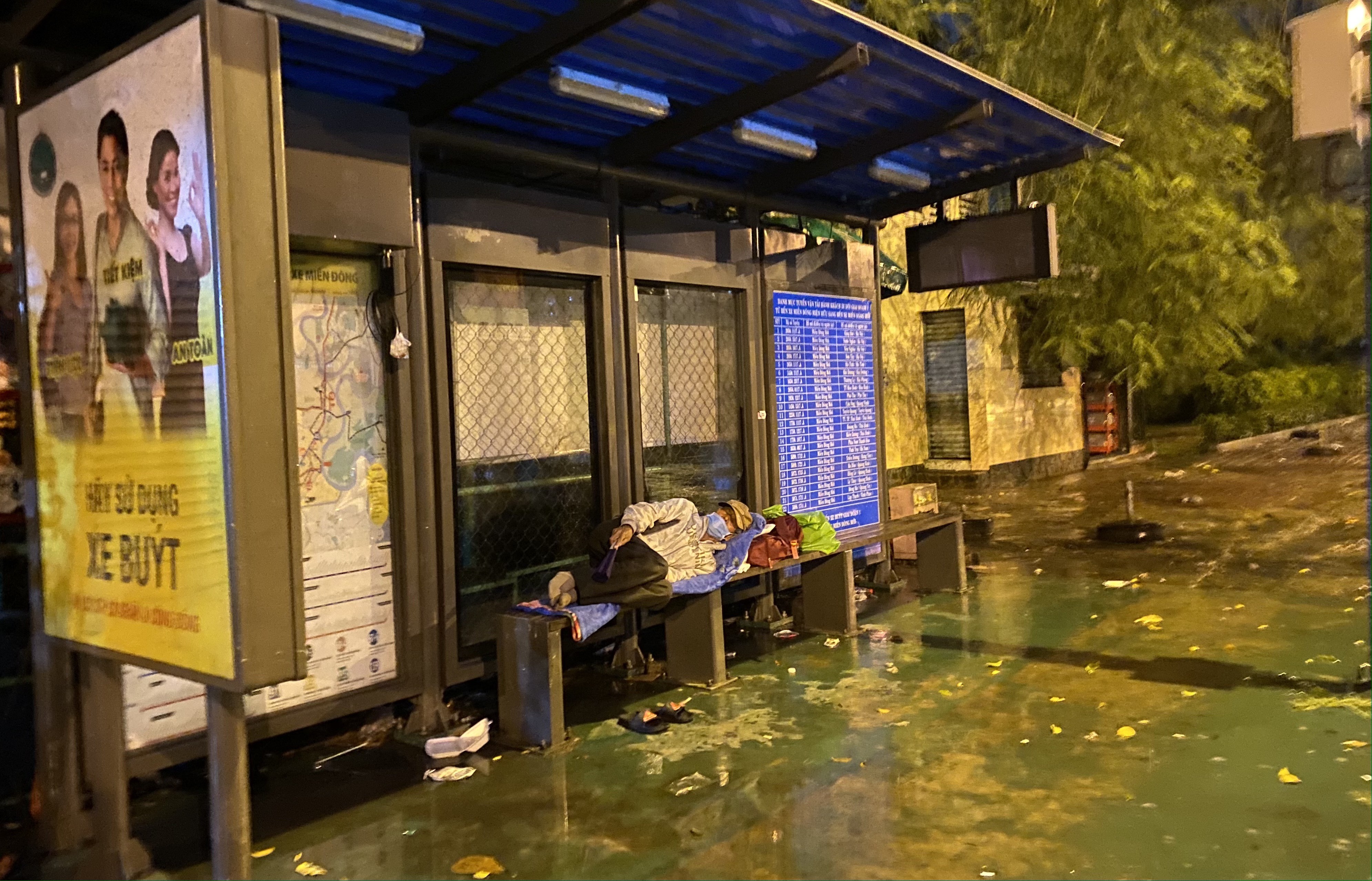 Những buổi tối cho người vô gia cư giữa “tâm dịch” Sài Gòn tháng 7