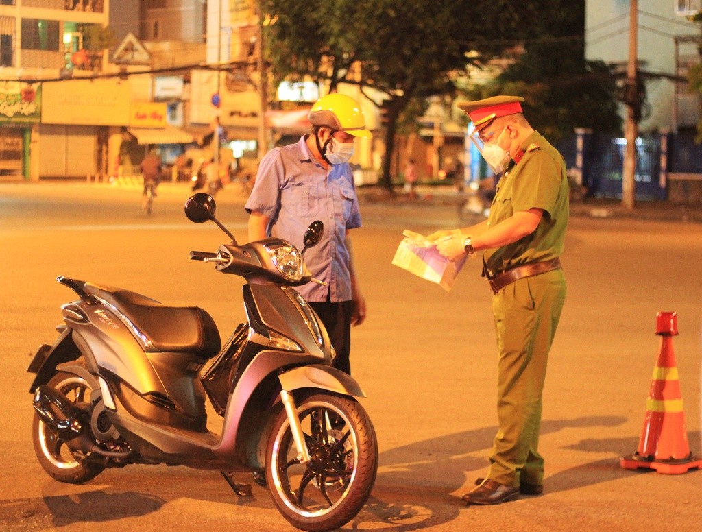 Những ai được ra đường trong khung giờ giới nghiêm của TP.HCM?