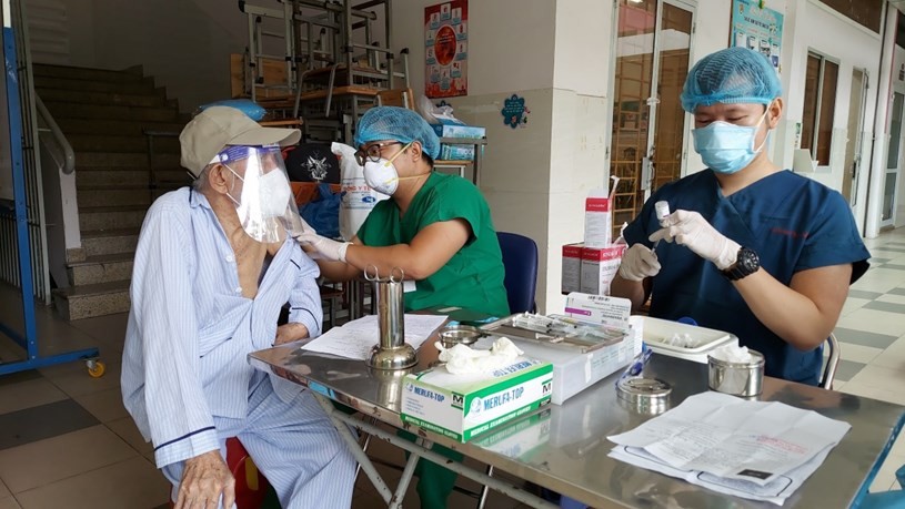 TPHCM: 99,02% người dân trên 18 tuổi quận Phú Nhuận đã được tiêm đủ 2 mũi vắc xin Covid-19