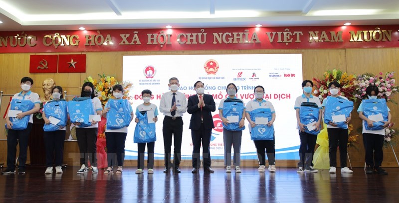 TPHCM tiếp tục trao tặng 400 suất học bổng đến trẻ mồ côi vì dịch Covid-19