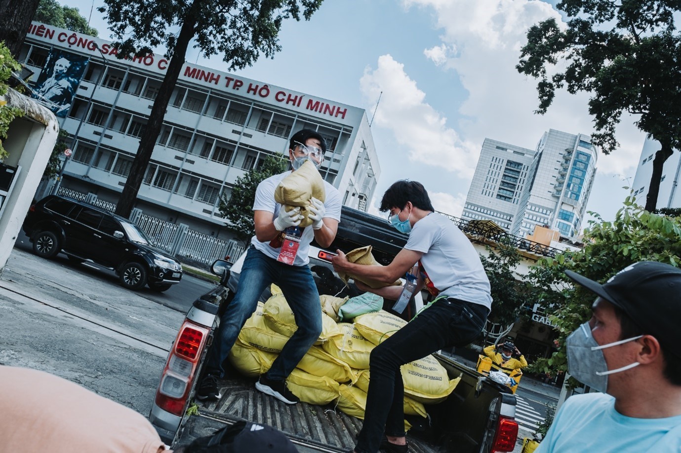 Những hình ảnh mộc mạc của MC Nguyên Khang lăn xả vì cộng đồng mùa dịch