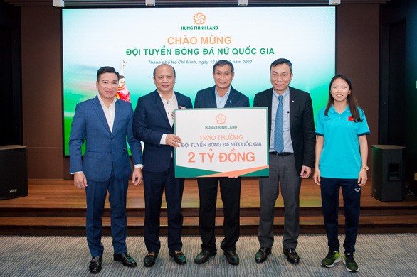 Hưng Thịnh Land trao tặng 2 tỷ đồng cho đội tuyển bóng đá nữ quốc gia Việt Nam