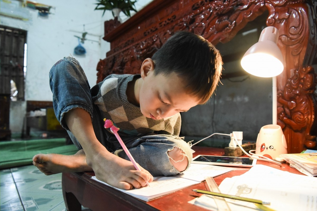 Ước mơ cậu bé cụt 2 tay, viết chữ bằng chân: Thành họa sỹ để vẽ nên mọi ước mơ của mình qua tranh