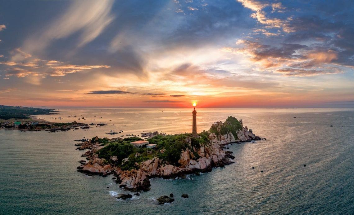 Năm khai sinh của các ngọn hải đăng Đại Lãnh, Mũi Dinh, Kê Gà