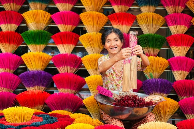 Người bán hương làng Thủy Xuân quyên tiền cho trẻ ung thư