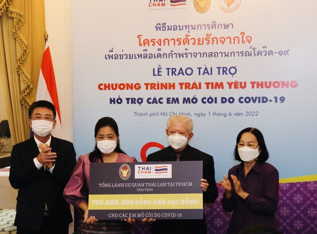 TPHCM tiếp tục trao 140 suất học bổng đến học sinh mồ côi do đại dịch Covid-19