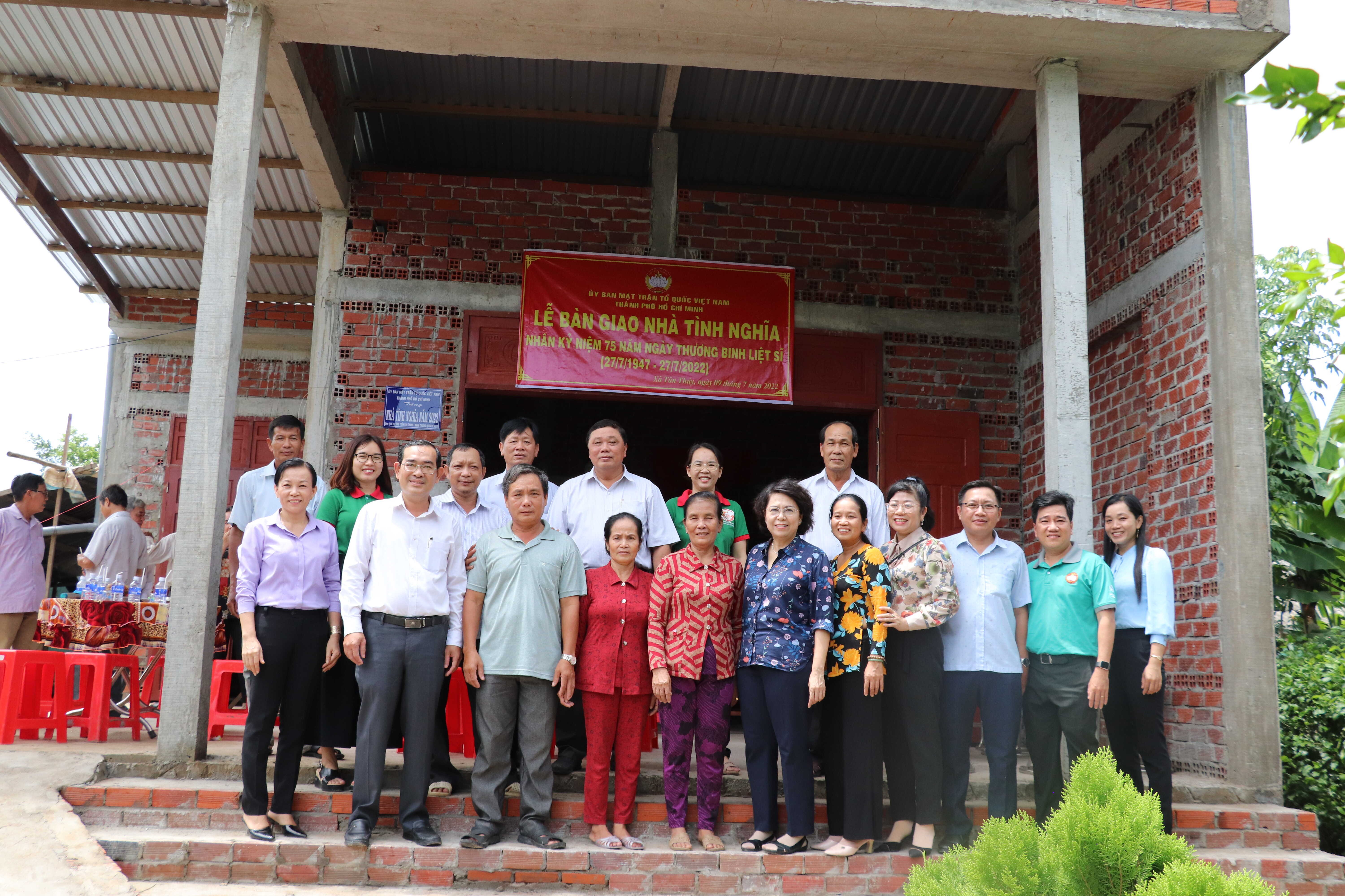 TPHCM trao tặng 2 căn nhà tình nghĩa và 100 triệu cho Quỹ Khuyến học Nguyễn Đình Chiểu