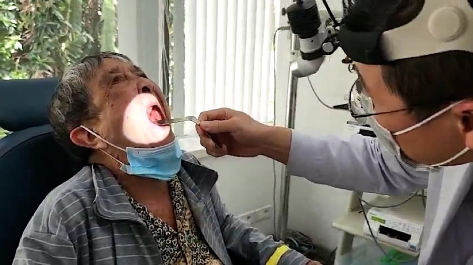Phẫu thuật thành công cho cụ bà 70 tuổi ăn được sau 2 năm chỉ nuốt cháo loãng