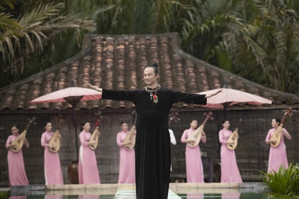 NTK Hoài Sang đã gửi gắm gì qua BST Dạ Yến Nhà Quan?
