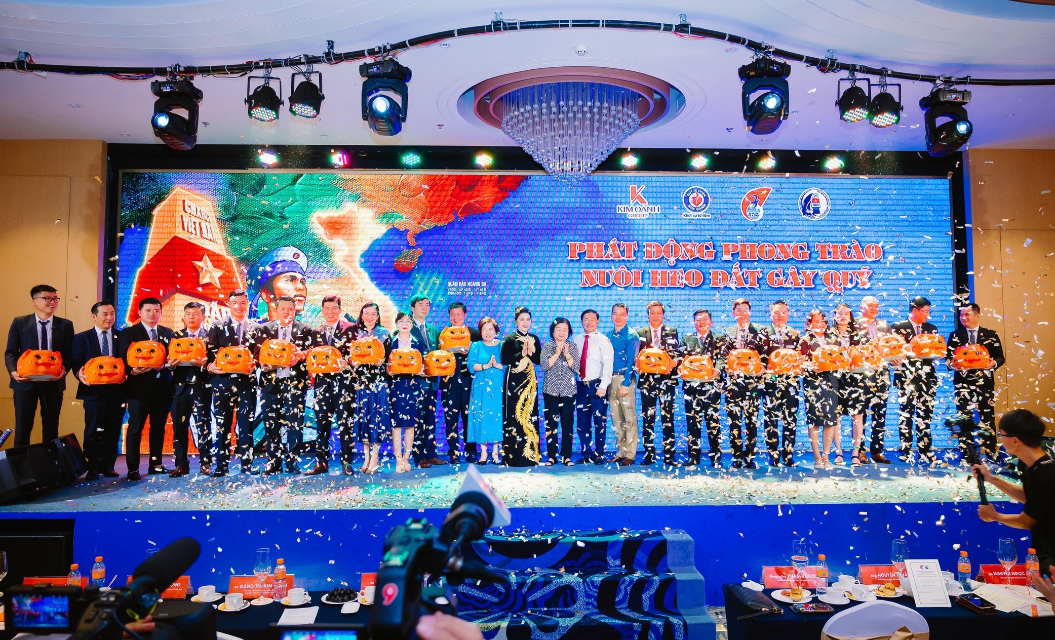 Kim Oanh Group phát động chiến dịch nuôi heo đất vì Tổ quốc nơi đảo xa