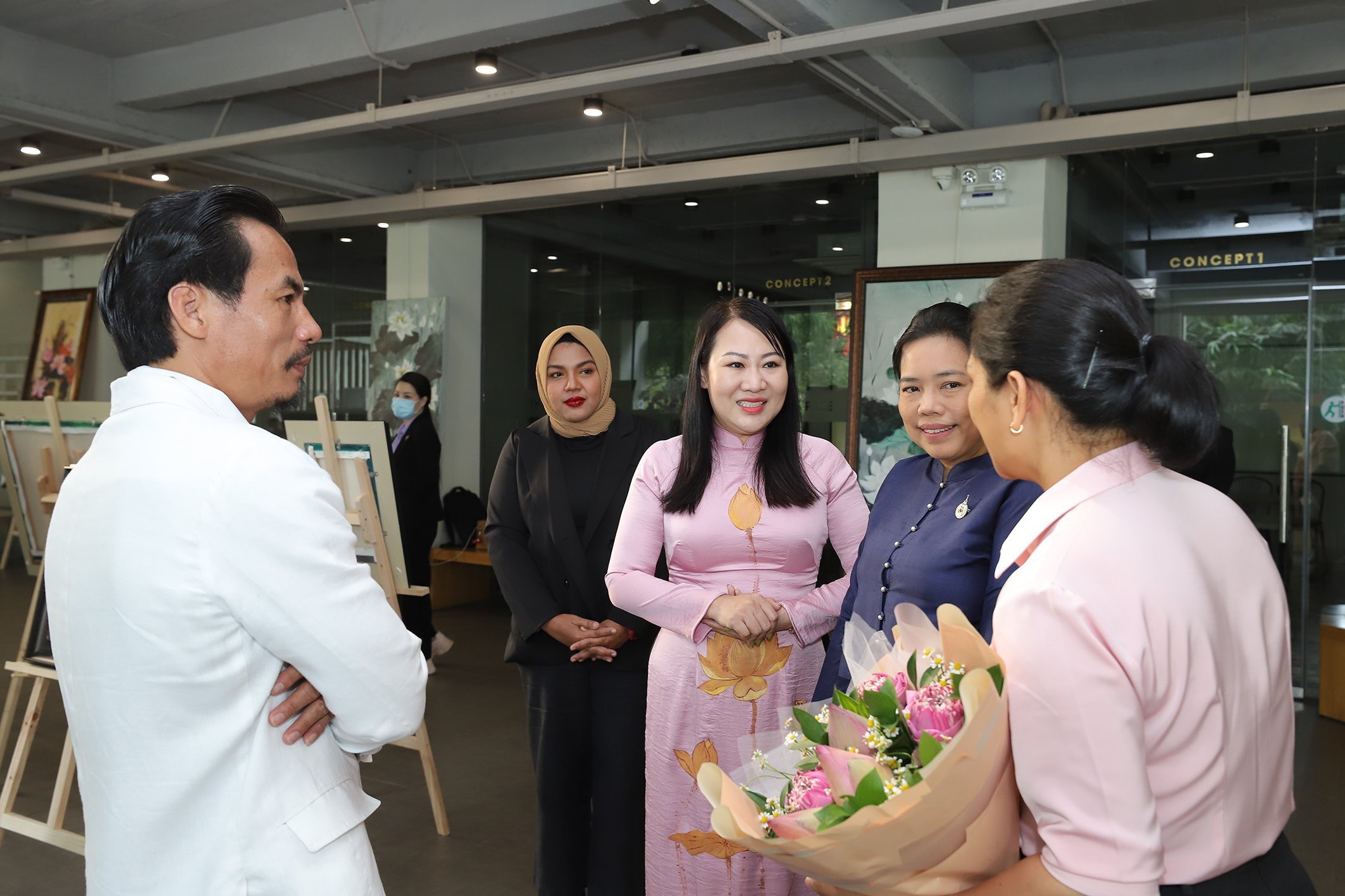 Triển lãm tranh Sen của 2 họa sĩ Việt Nam – Thái Lan giúp tìm về với bản tâm thuần khiết và sáng trong trong mỗi người