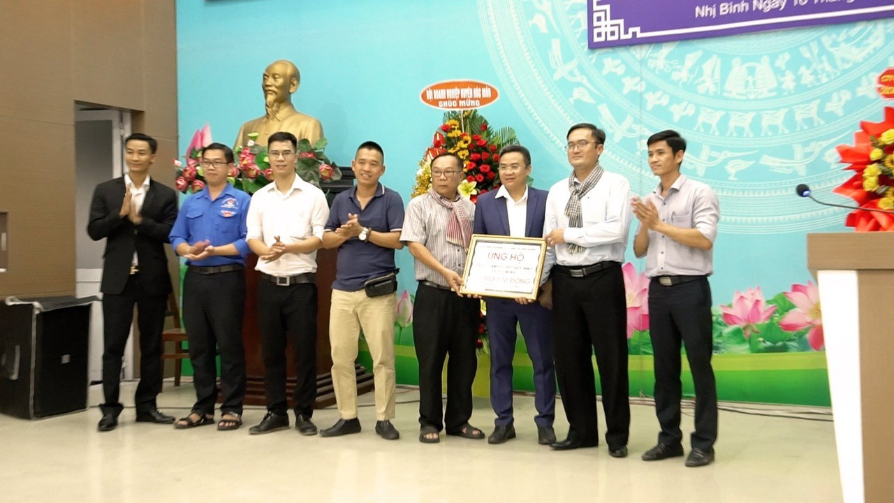 Chi hội Doanh nghiệp xã Nhị Bình đã trao 50 triệu đồng ủng hộ cho người nghèo đón Tết