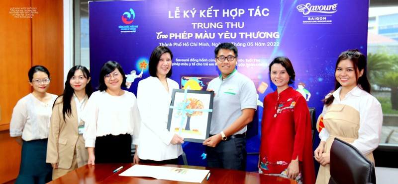 Mỗi chiếc bánh Trung Thu Savouré Bakery được trao đi sẽ góp thêm 2.000VNĐ vào Quỹ Nâng Bước Trẻ Thơ