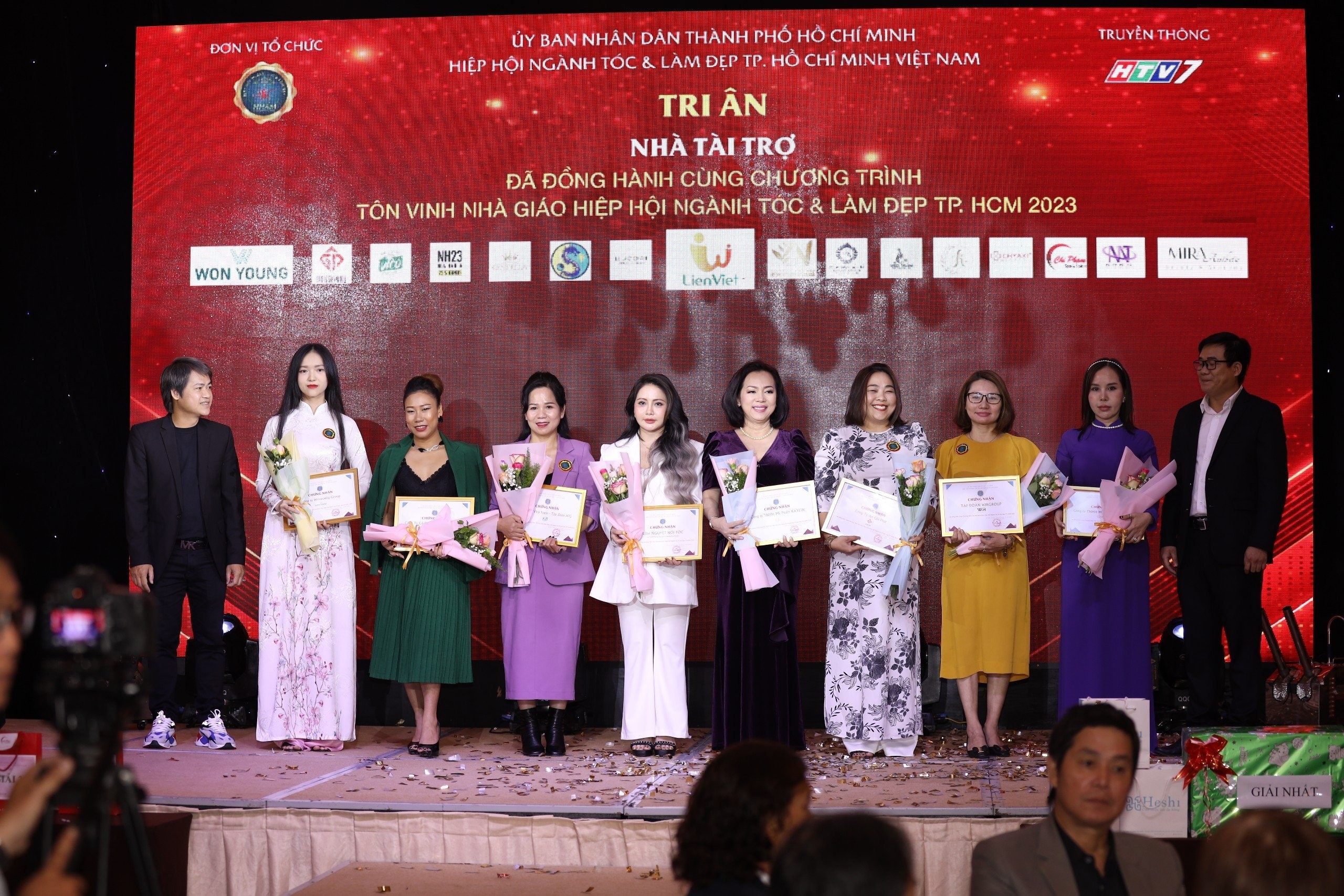 Nhiều thương hiệu đồng hành cùng sự kiện tôn vinh nhà sư phạm ngành tóc và làm đẹp