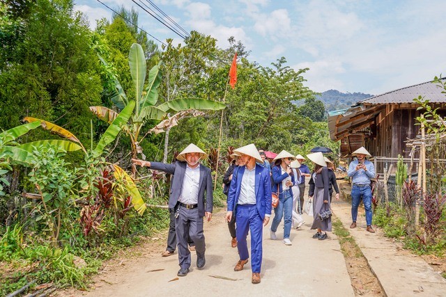 Hỗ trợ người dân vùng miền núi tiêu thụ nông sản, hướng tới mục tiêu phát triển du lịch bền vững