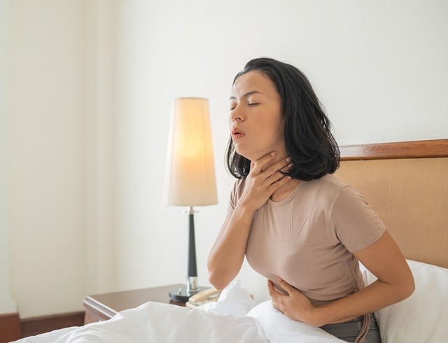 Ngủ dậy liền thấy đau cổ họng: Một hiểu lầm tai hại liên quan đến việc uống nước
