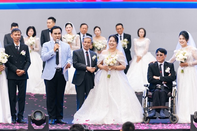 Những khoảnh khắc lễ cưới tập thể của 80 cặp đôi với chủ đề "Ngày chung đôi - Yêu là hạnh phúc"