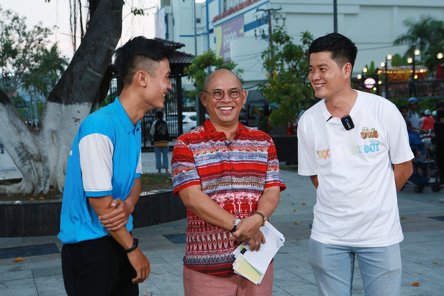 Color Man xắn quần đi chân đất, “lăn xả” hết mình ở Quà Tặng Bất Ngờ