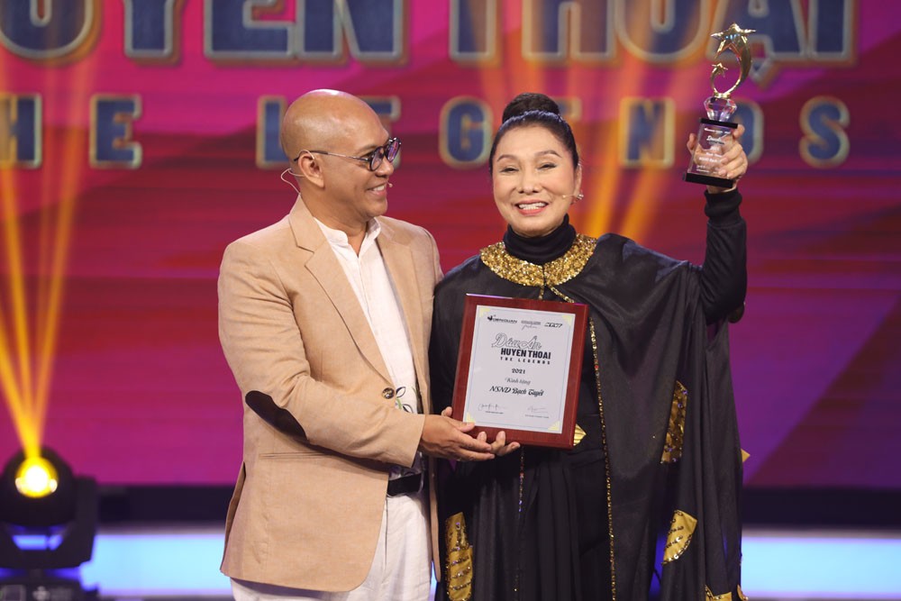 “Cải lương chi bảo” NSND Bạch Tuyết lần đầu diễn kịch một mình ở tuổi 77 trên sân khấu Dấu Ấn Huyền Thoại