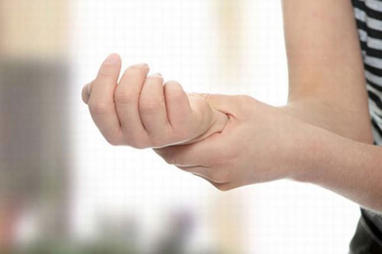 Run tay, dấu hiệu không ngờ cảnh báo bệnh lý về gan