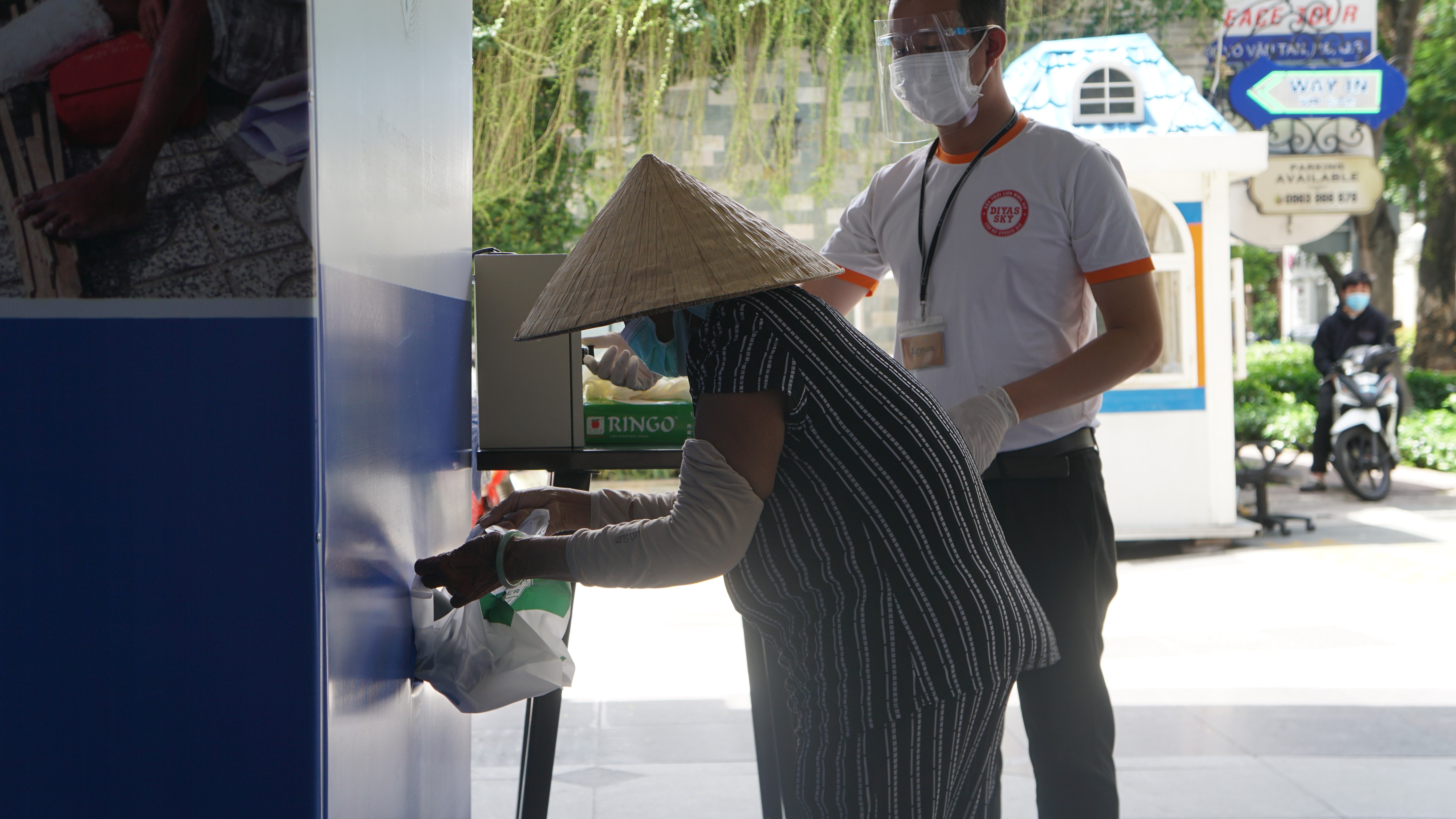 Tập đoàn C.T Group chia sẻ yêu thương từ ATM Gạo: “Ai cần cứ đến lấy. Nếu khó khăn, hãy lấy!”