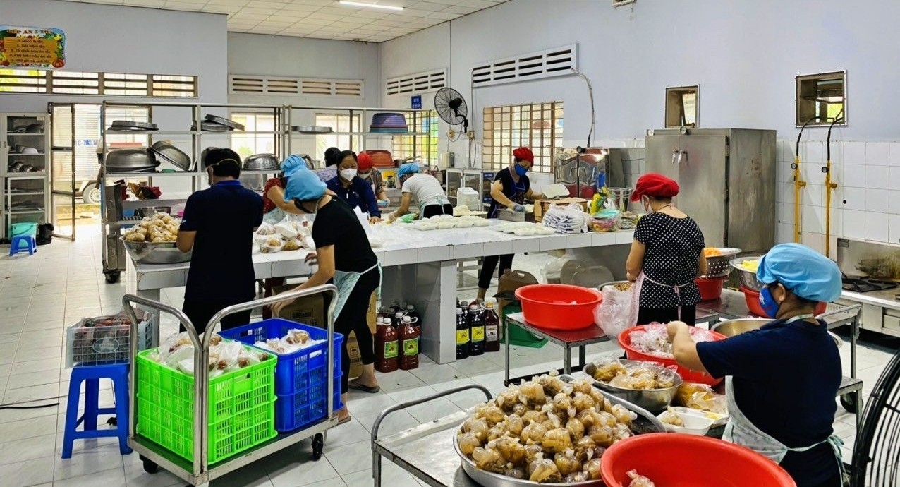 Nhóm chuyên xây cầu lập bếp nấu 4.000 suất cơm mỗi ngày chống dịch