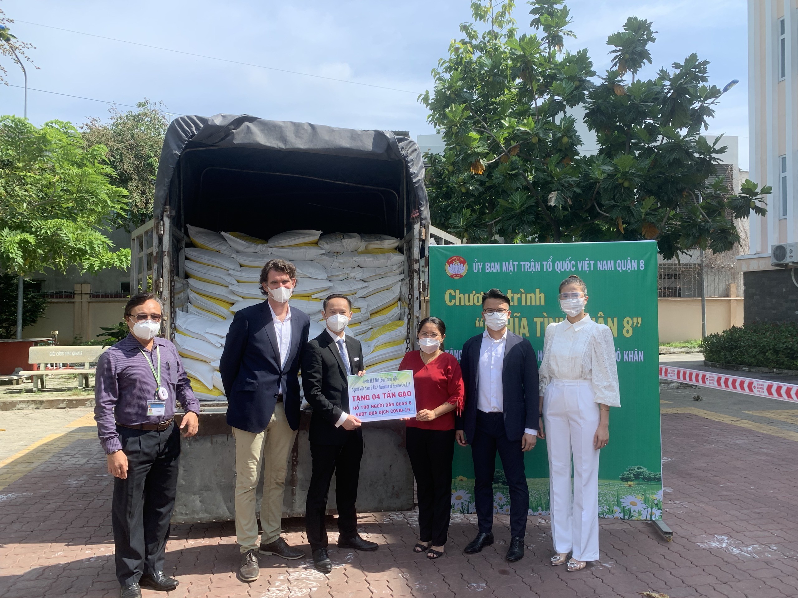 Bao gạo nghĩa tình của kiều bào Thành phố