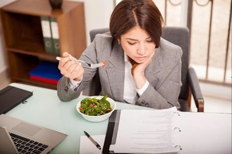 Ăn trưa không đúng cách sẽ gây nguy hại gì cho sức khỏe?