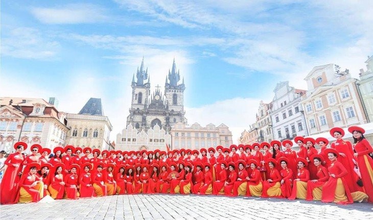 Quỹ Nhân ái Áo dài Phu nhân Châu Âu ủng hộ Bệnh viện Chợ Rẫy hơn 125 triệu đồng