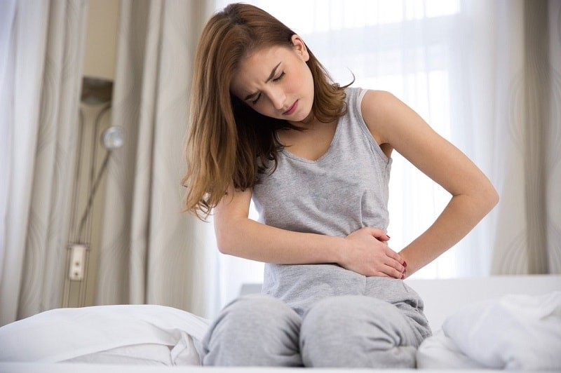 Tại sao khi quan hệ, chị em phụ nữ thường đối mặt với tình trạng đau bụng dưới?