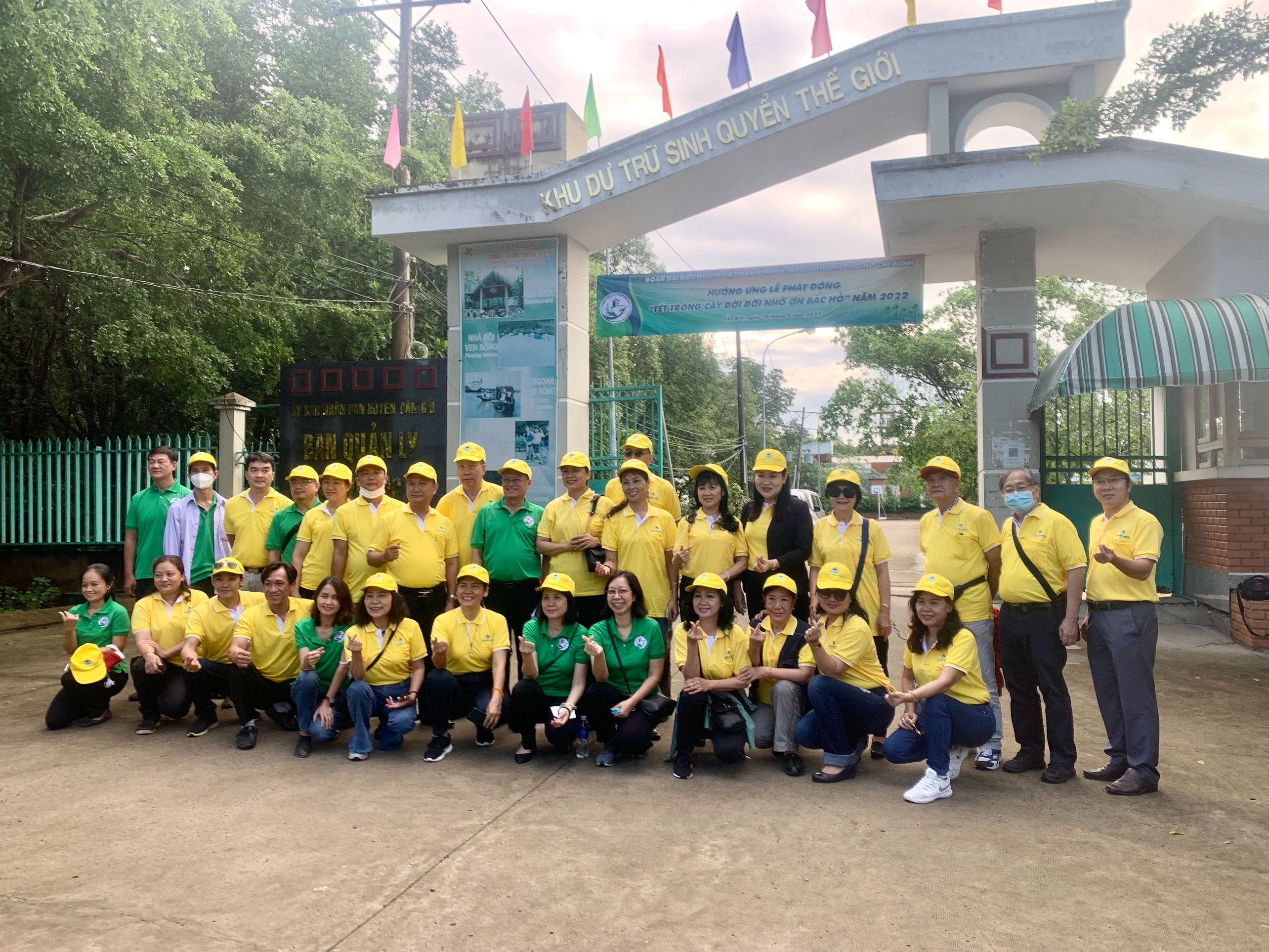 Kiều bào TPHCM trồng 600 cây xanh nhân dịp Tết trồng cây đời đời nhớ ơn Bác Hồ