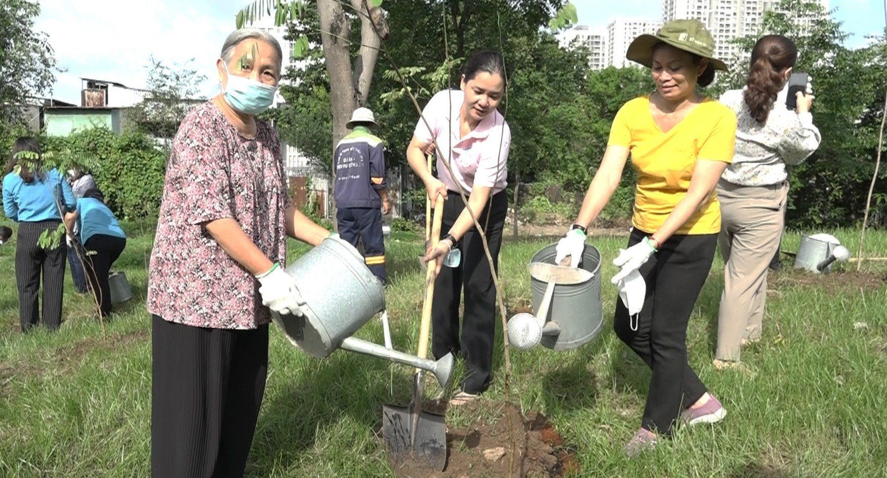 Phụ nữ vun trồng tương lai, vì lợi ích mười năm trồng cây