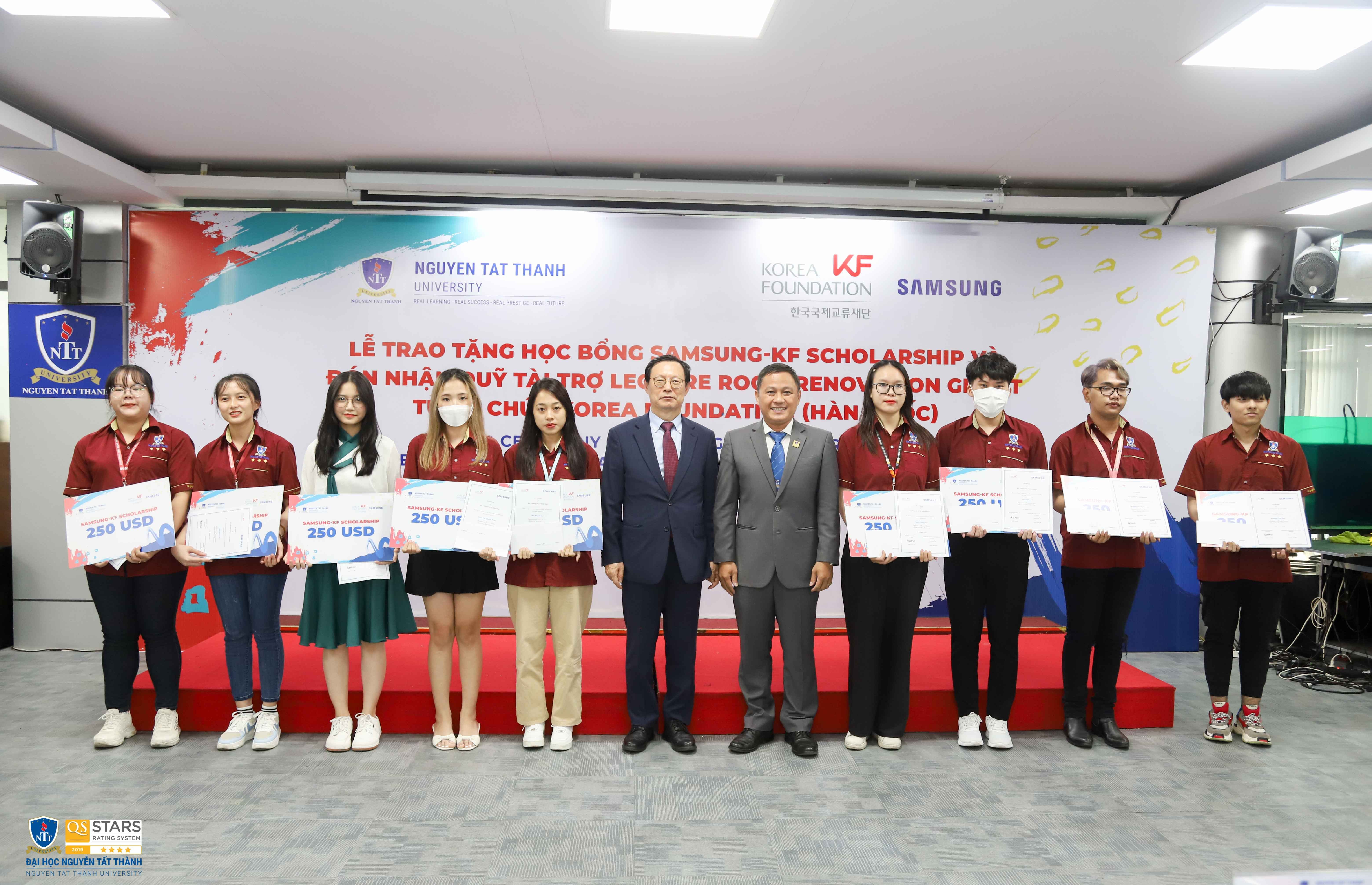 Quỹ học bổng Samsung – KF Scholarship trao học bổng cho sinh viên Trường ĐH Nguyễn Tất Thành
