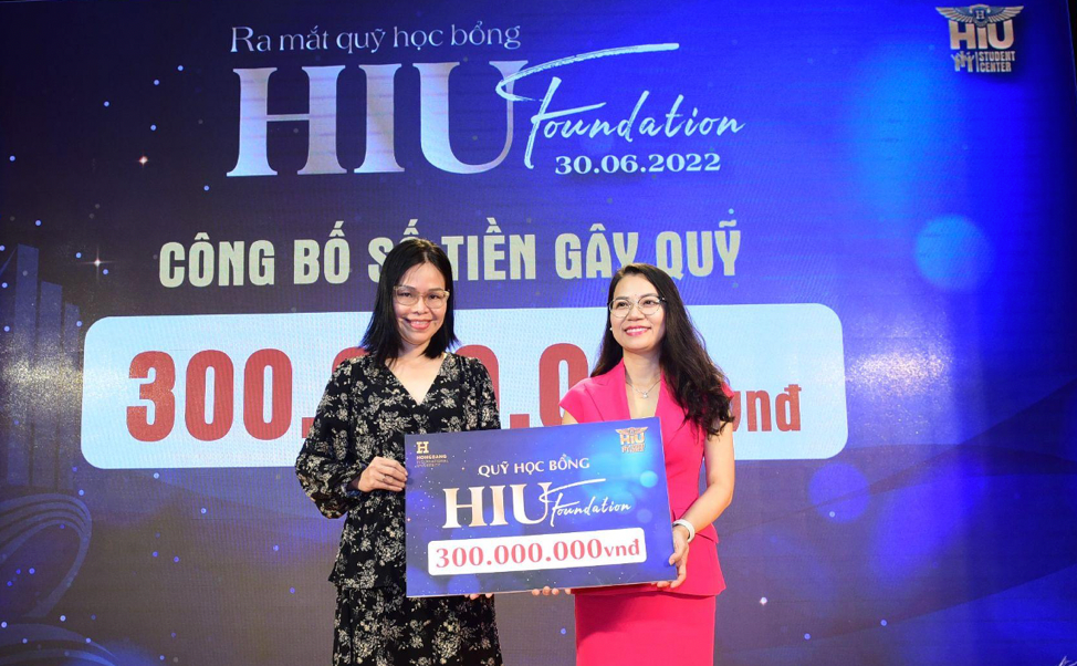 Đại học Quốc tế Hồng Bàng trao học bổng hàng trăm triệu hỗ trợ tân sinh viên miền Trung