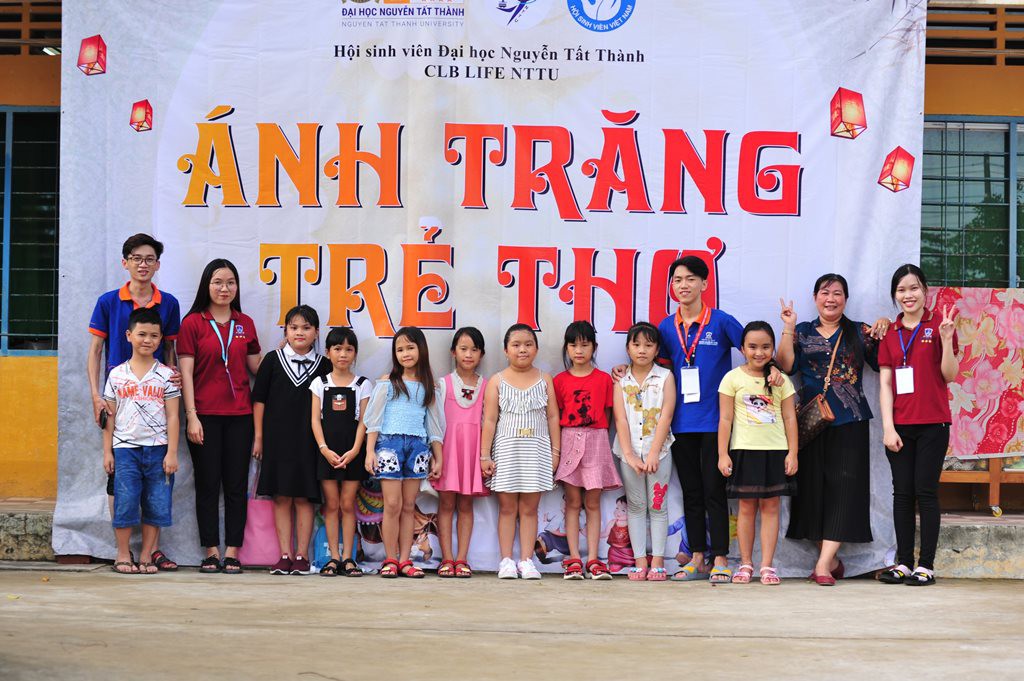 Mang ánh trăng cổ tích thắp sáng ước mơ trẻ thơ