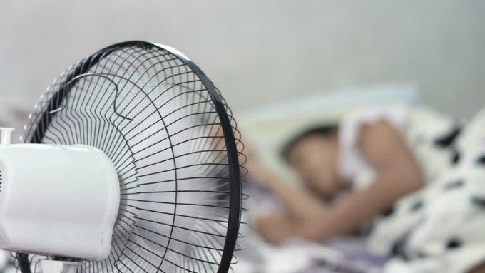 Bật quạt khi ngủ có tốt cho sức khỏe không?